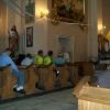 Jacuś z Jarkiem - grzecznie siedzą na ławeczce w kościele.